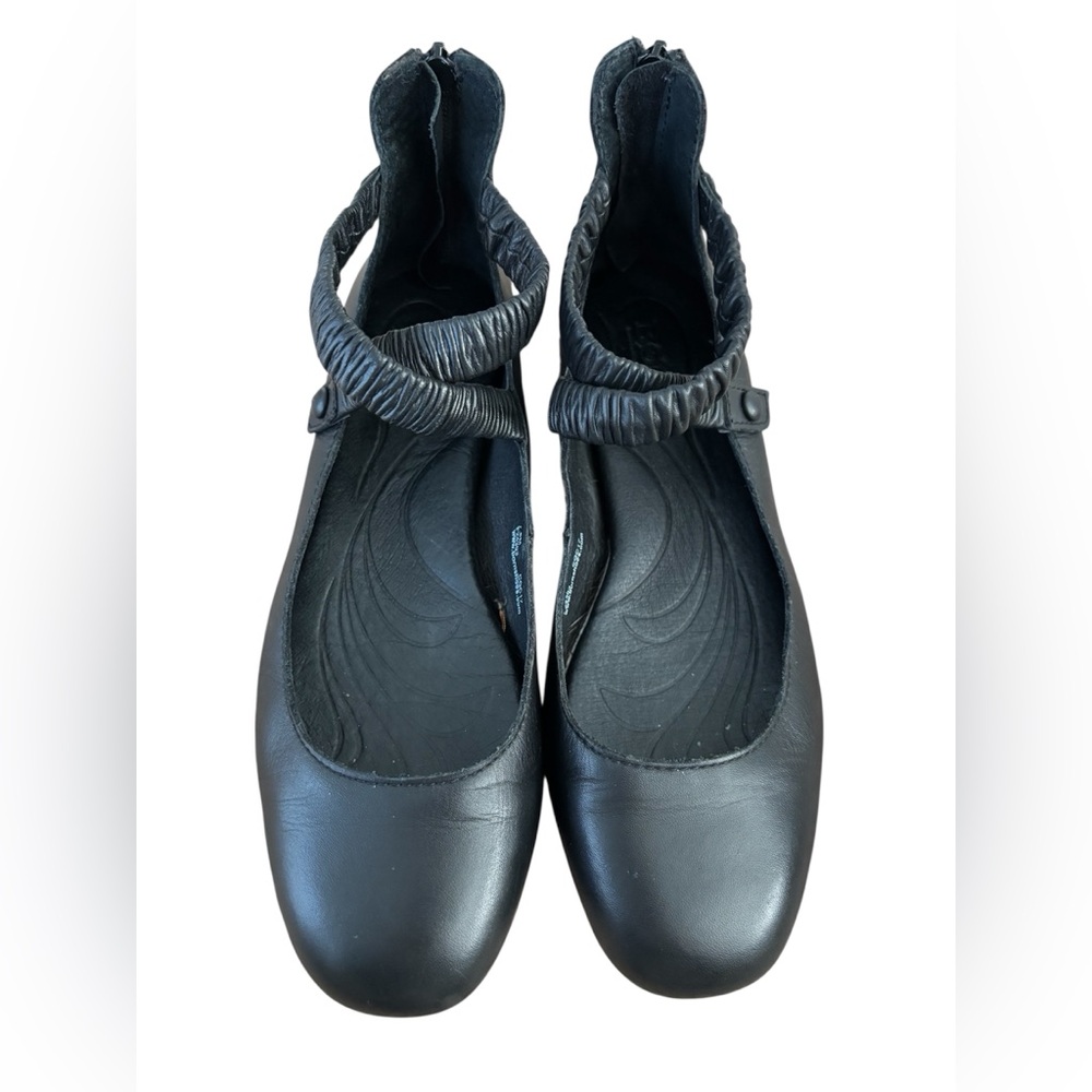 Born Black Women's Flats with Ankle Strap size 7.5